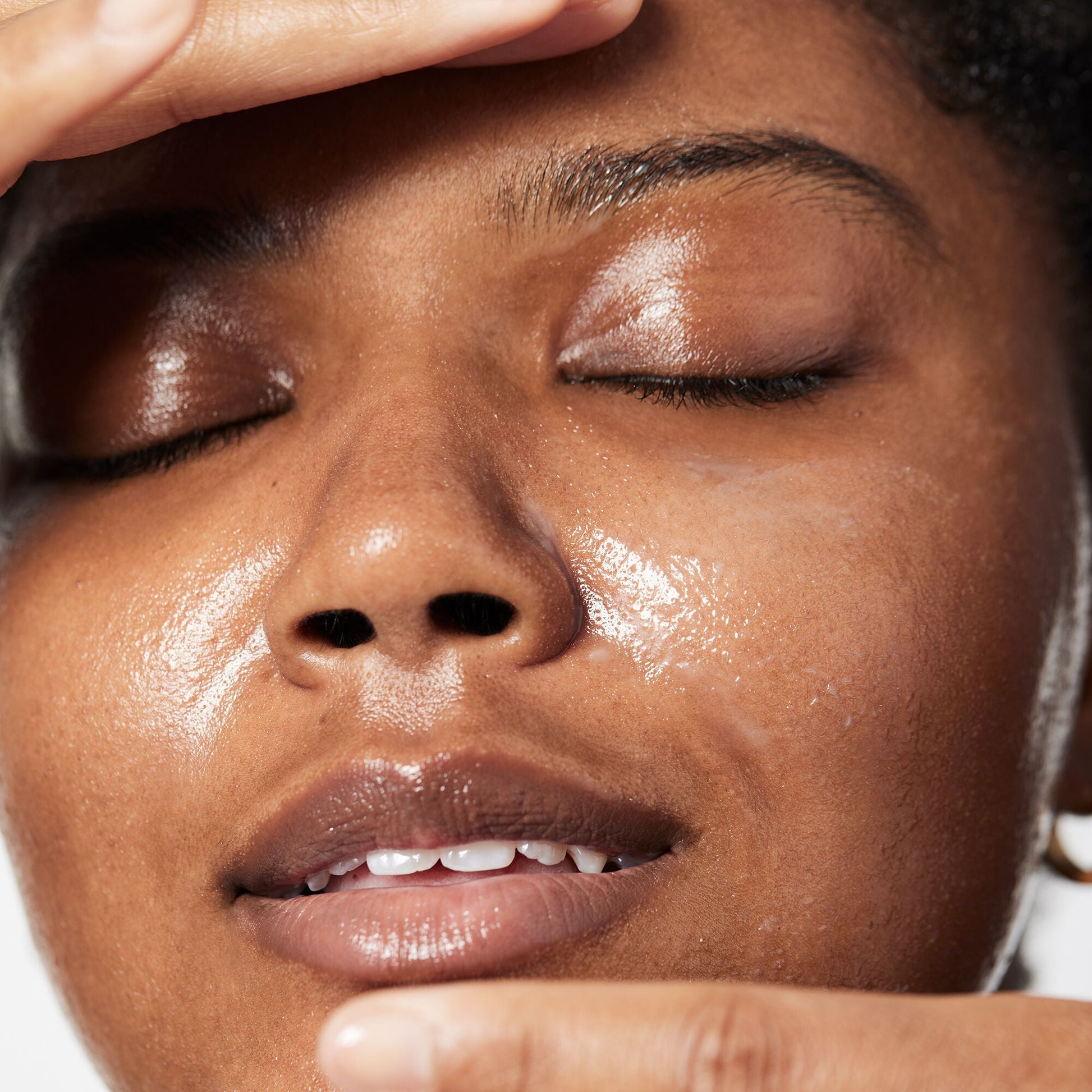 holy-hydration-makeup-melting-cleansing-balm-j2 040822_Model_HH-Cleansingbalm_044_RT2-V1_IGF_6a40ae53-ccc2-4a83-9d08-7c99f2dc2b4b.jpg