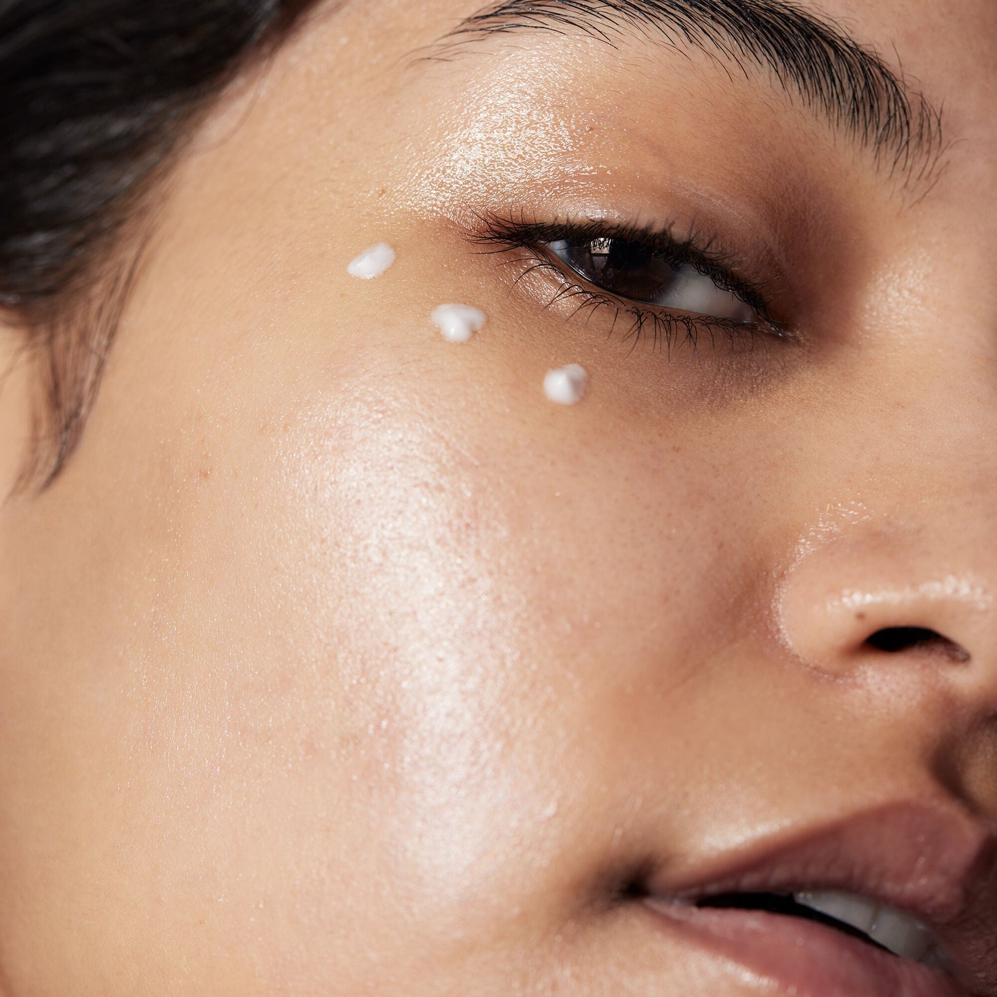 holy-hydration-eye-cream-n3 040822_Model_HH-EyeCream_116_RT1-V1_IGF_3f5819bb-8440-48d0-943c-ab2a2612d116.jpg