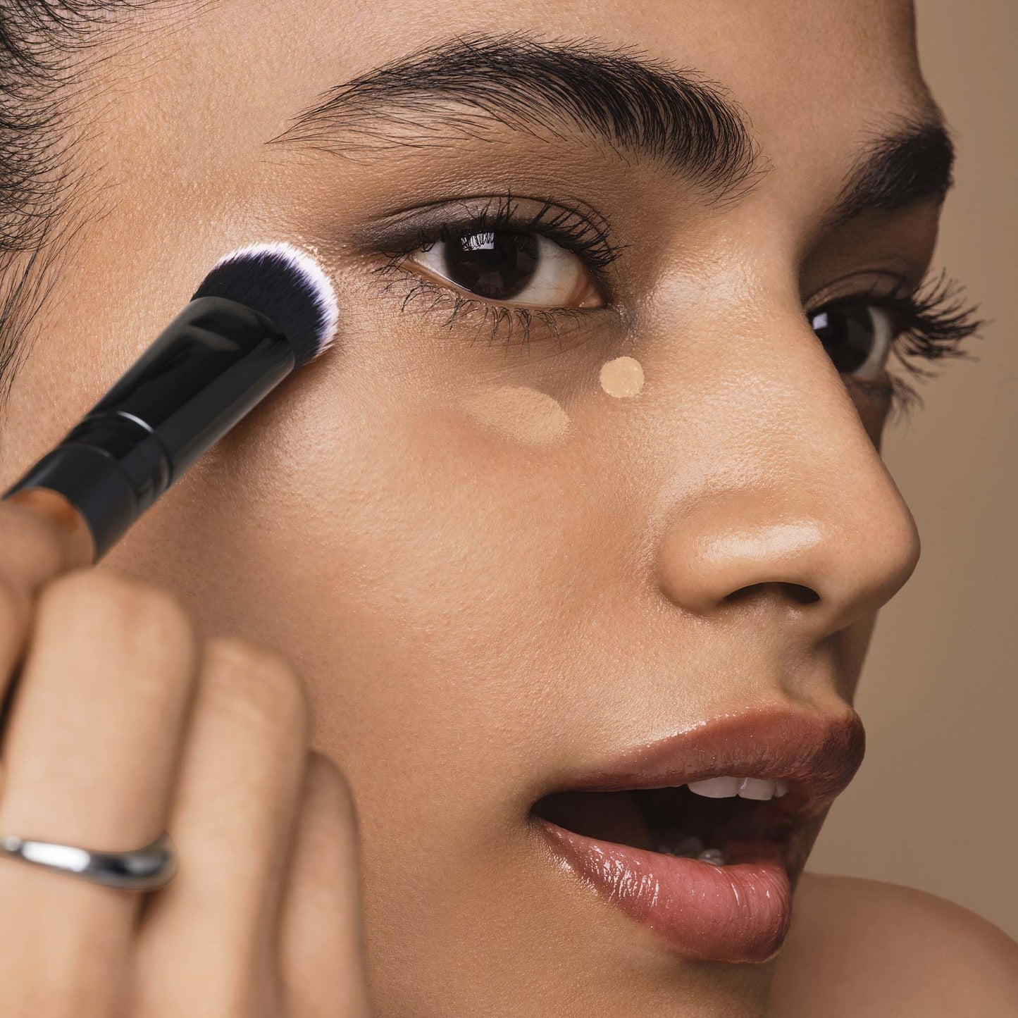 tap-and-blend-concealer-brush-l4 042925_Dipti_SoftGlam_Brushes_App_0044_477_w3QC_IGF.jpg