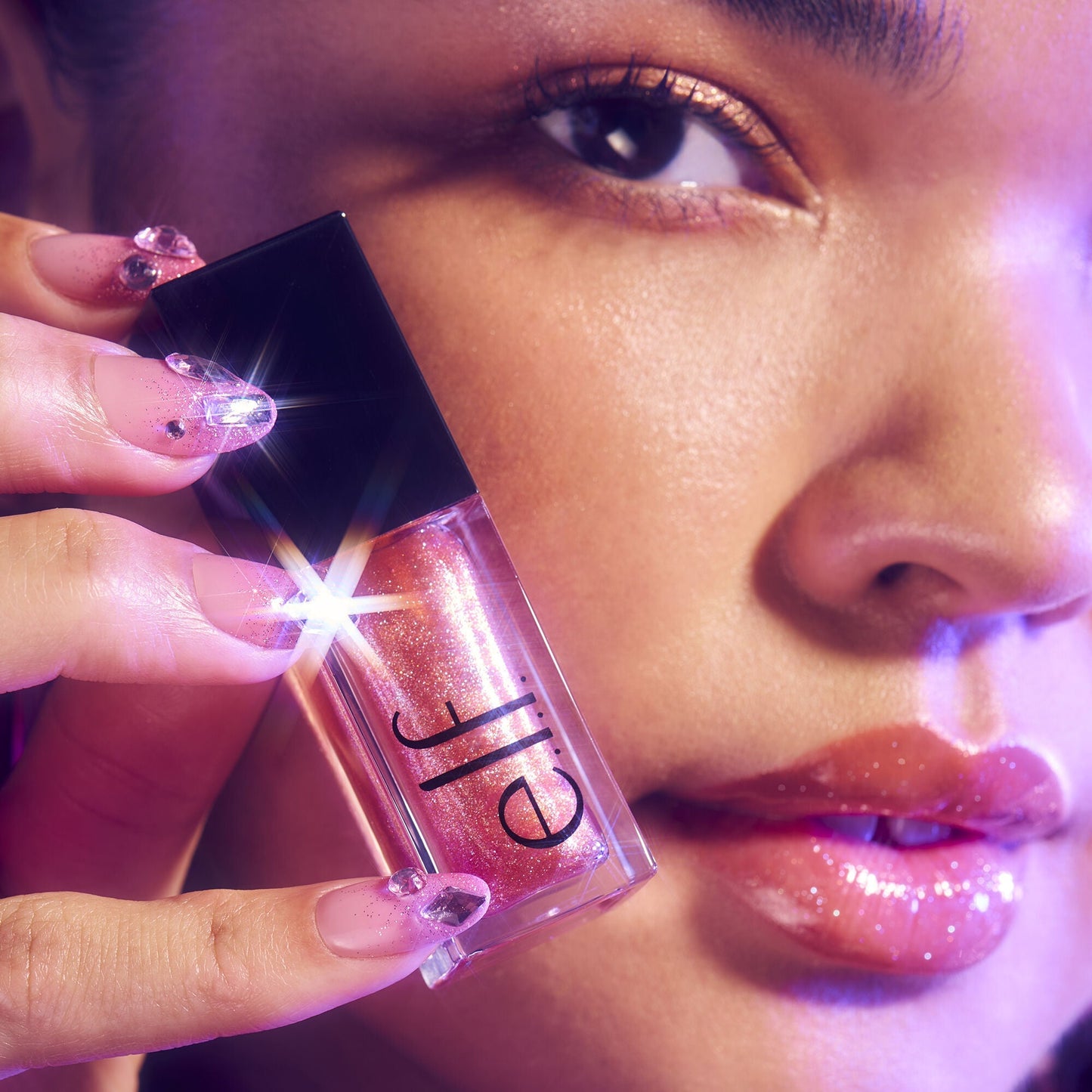 glow-reviver-plumping-lip-oil-r1 072225_Breanna_LipPlump_0391_2000x2000_0613e084-a418-44f9-b40d-c461b7a4b6db.jpg