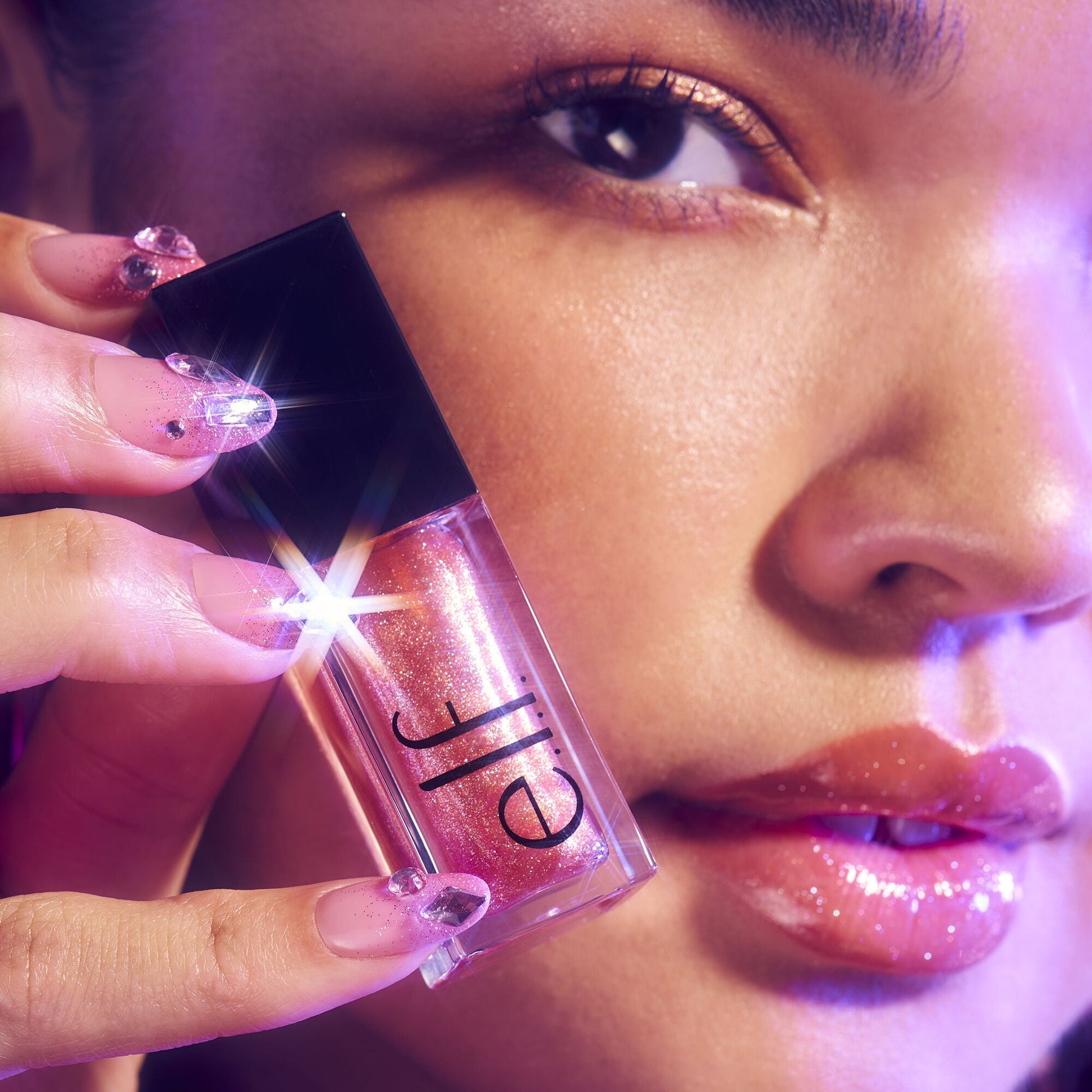 glow-reviver-plumping-lip-oil-r1 072225_Breanna_LipPlump_0391_2000x2000_0613e084-a418-44f9-b40d-c461b7a4b6db.jpg