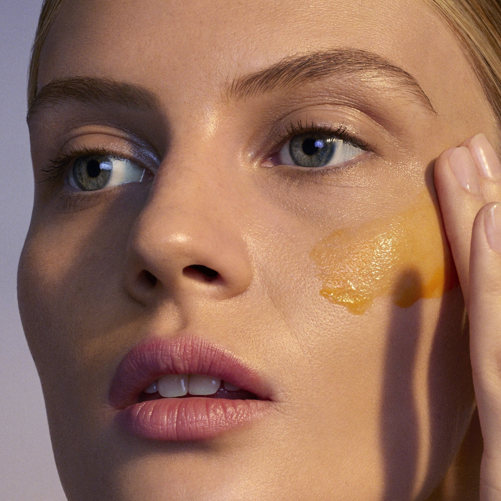 youth-boosting-advanced-night-retinoid-serum-regular-g8 080222_Florence_ANR_0403_IGF_V2.jpg