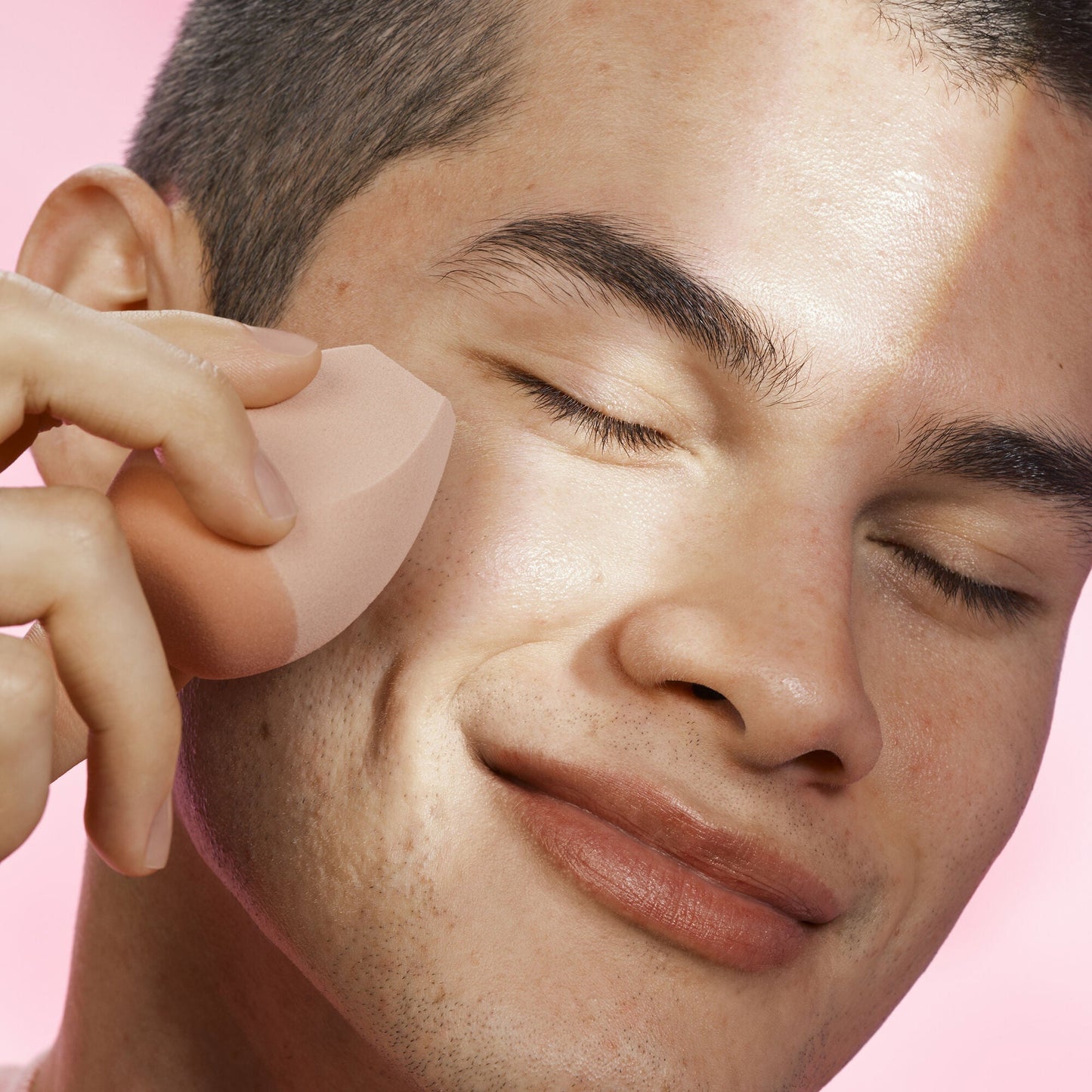 halo-glow-angled-silicone-face-sponge-z0 102124_HGST_Alfredo_Application_0134_v2_RGB_IGF.jpg