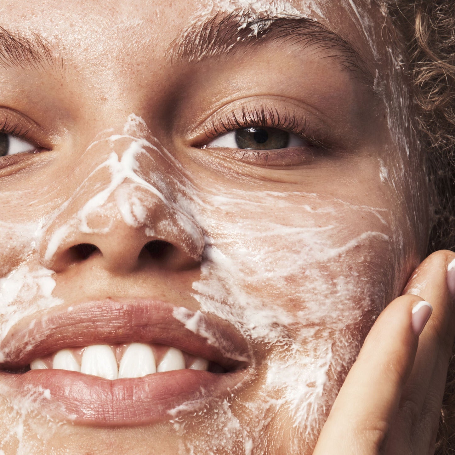 blemish-breakthrough-acne-clarifying-cleanser-u3 121321_Marley-Acne-Regimen_0117_FINAL_IGF.jpg