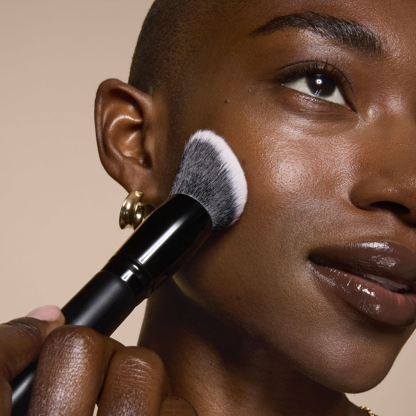 smooth-swipe-foundation-brush-k2 81456_MOM_SMOOTH_SWIPE_FOUNDATION_BRUSH_TOOL_SHOT_IYANNA_0169_V4.jpg