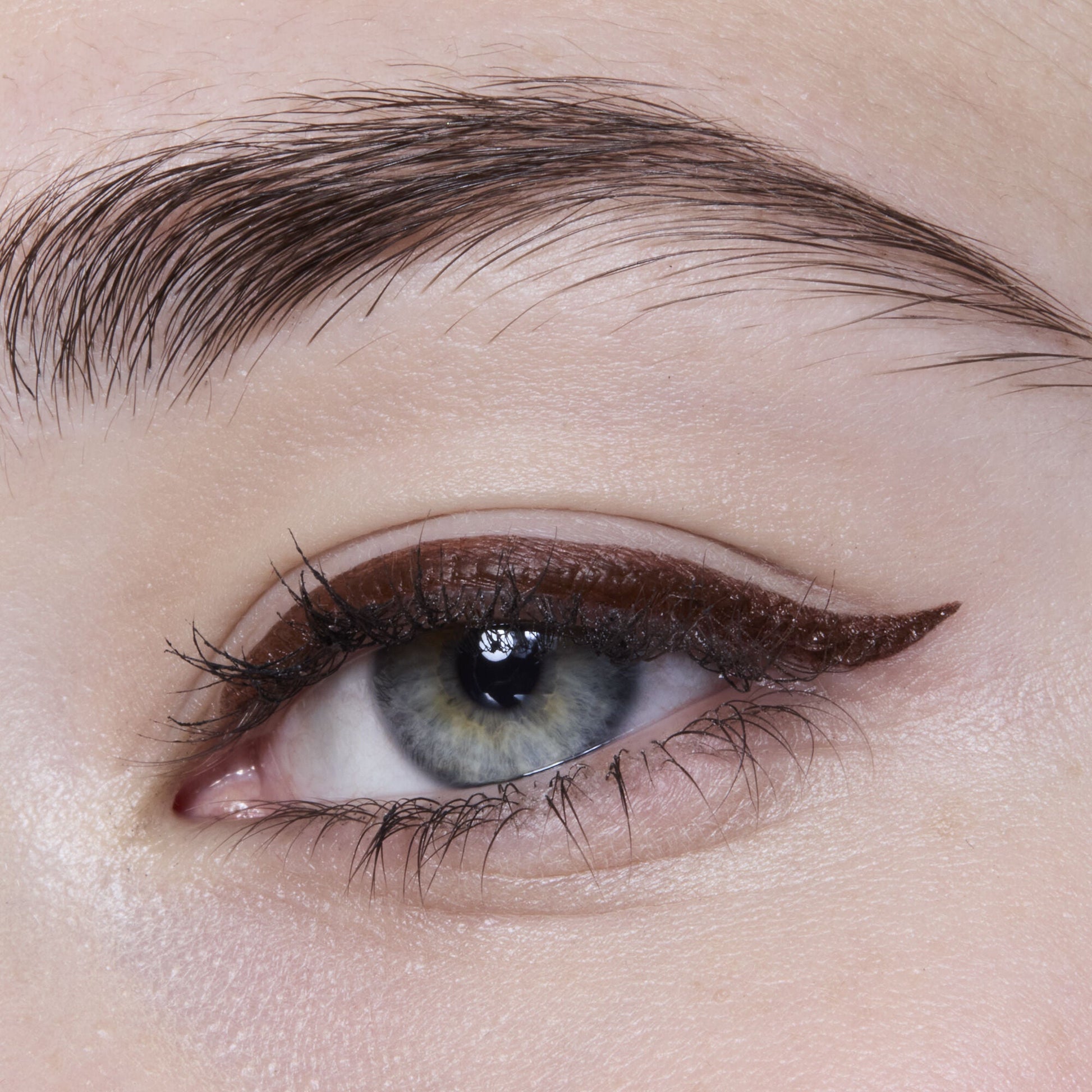 h2o-proof-eyeliner-pen-z1 81606_H20_PROOF_EYELINER_20PEN_CHESTNUT_MOM_BROWN_JORDAN_0029_v3.jpg