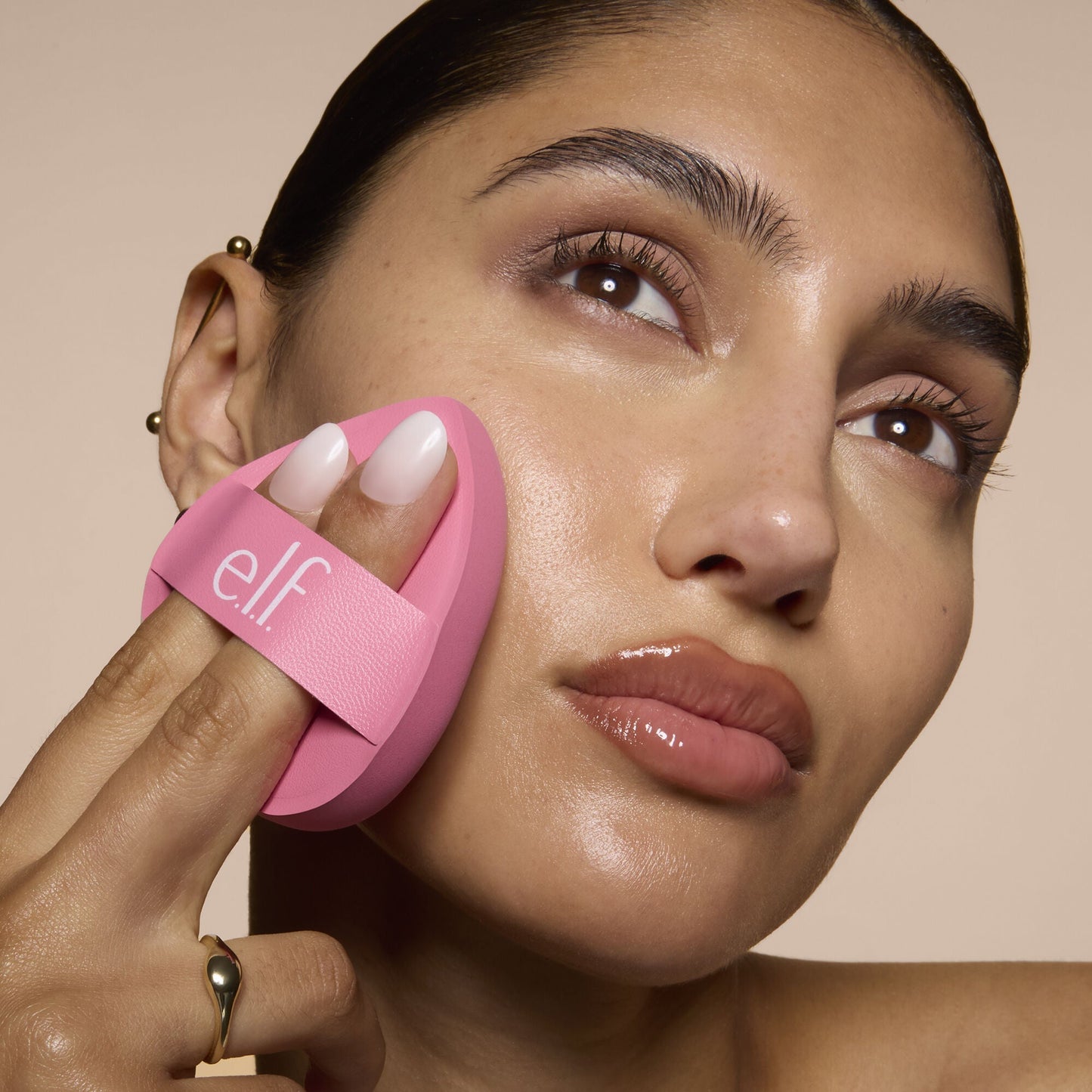 pillow-puff-foundation-sponge-u4 81838_MOM_PILLOW_PUFF_FOUNDATION_SPONGE_TOOL_SHOT_SONALI_0126_V2.jpg