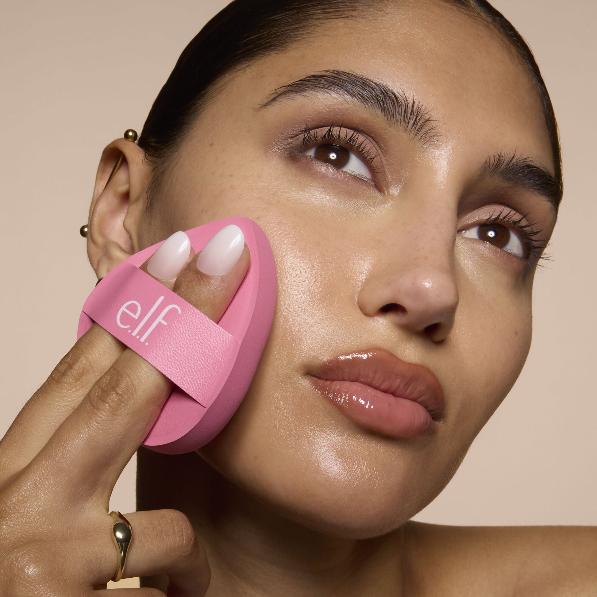 pillow-puff-foundation-sponge-u4 81838_MOM_PILLOW_PUFF_FOUNDATION_SPONGE_TOOL_SHOT_SONALI_0126_V2.jpg
