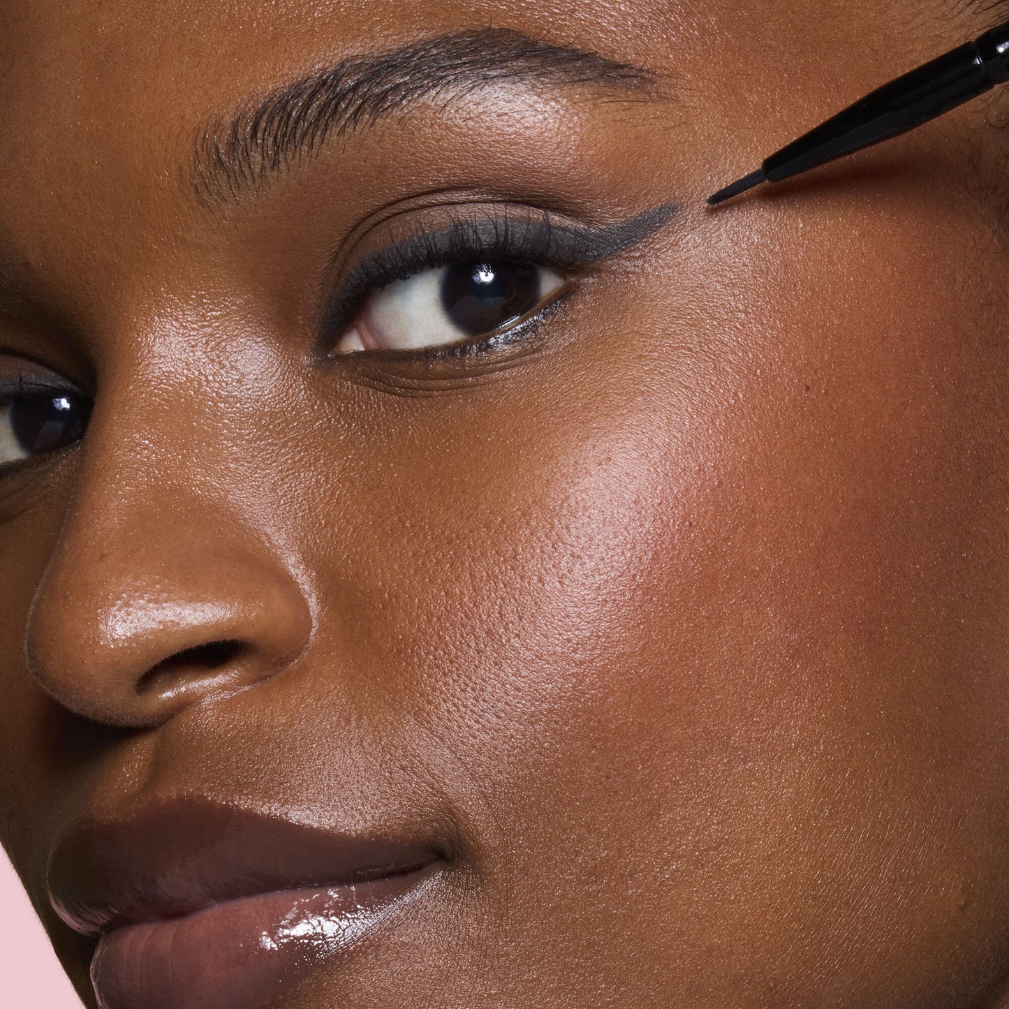 ultra-fine-eyeliner-brush-m5 81915_ULTRA_FINE_EYELINER_BRUSH_TOOL_SHOT_MOM_TSHECA_0120_v2.jpg