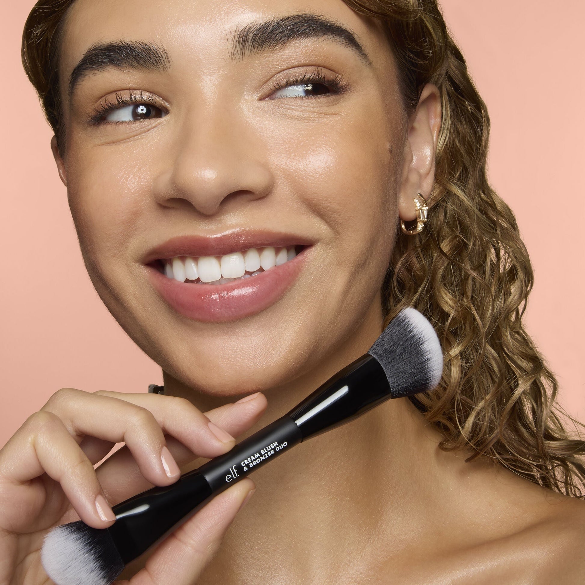 cream-blush-and-bronzer-duo-brush-o8 83857_CREAM_BLUSH_BRONZER_DUO_BRUSH_Q4_Alyssa_0103_V3_7510f340-cab5-4e94-b40f-1ad3f84fd183.jpg