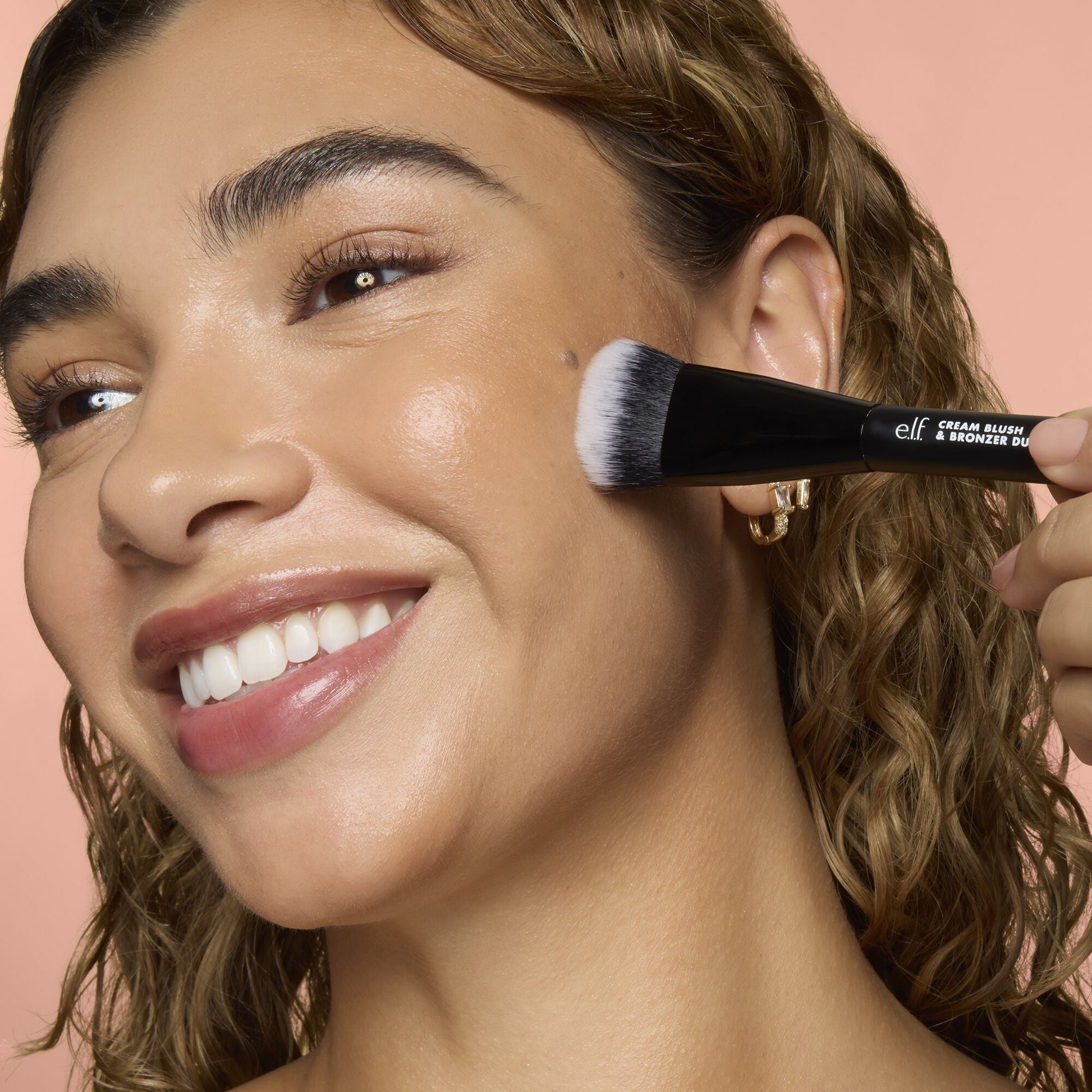cream-blush-and-bronzer-duo-brush-o8 83857_CREAM_BLUSH_BRONZER_DUO_BRUSH_Q4_Alyssa_0173_V4_388aa08a-f9a4-4160-ae36-d9cdde1f6141.jpg