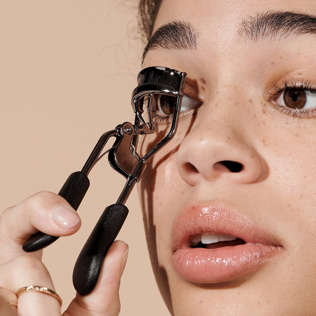 pro-eyelash-curler-i4 84067_ProEyelashCurler_Model.jpg