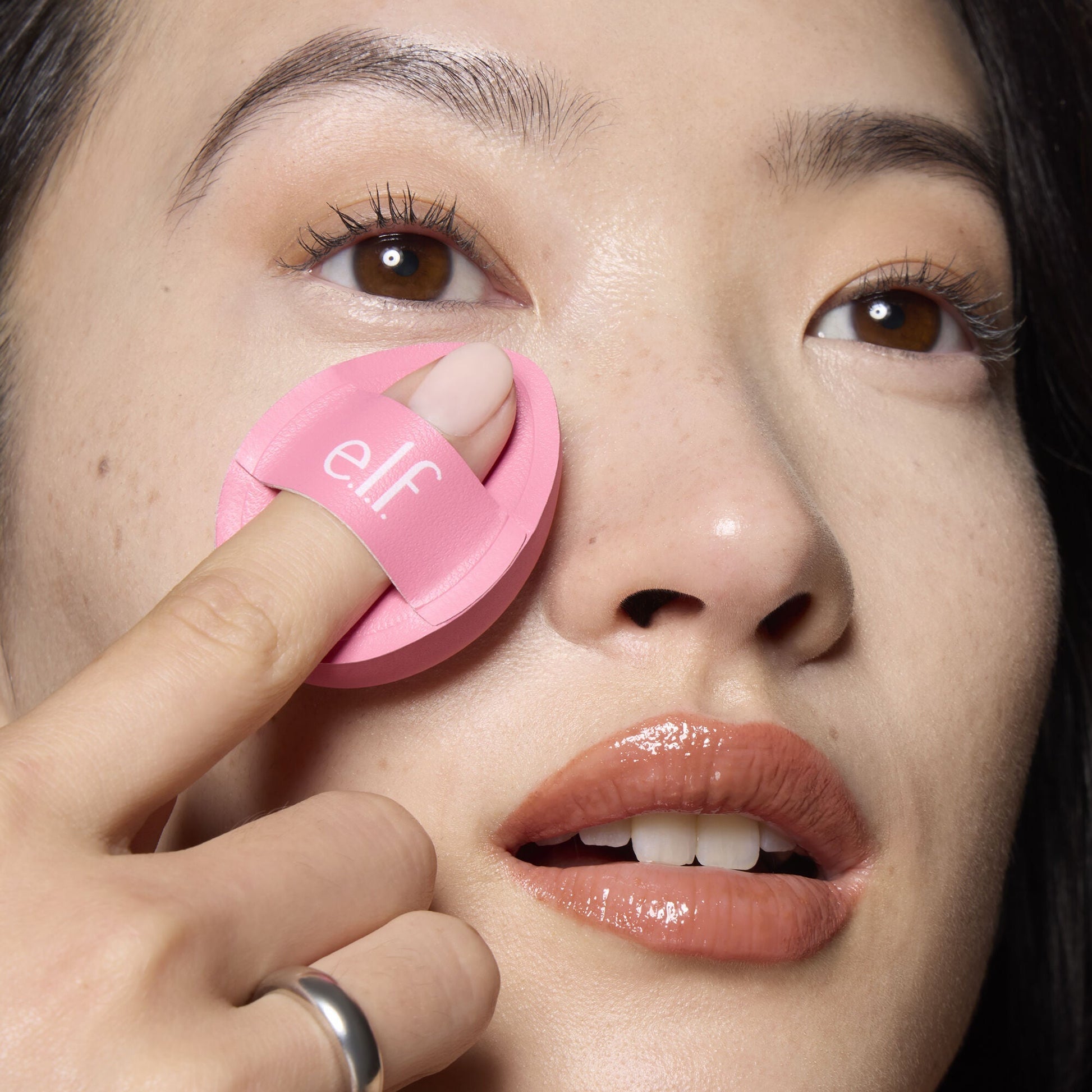 pillow-puff-concealer-sponge-m3 85120_MOM_PILLOW_PUFF_CONCEALER_SPONGE_TOOL_SHOT_SAKURA_V1_0095_V3.jpg
